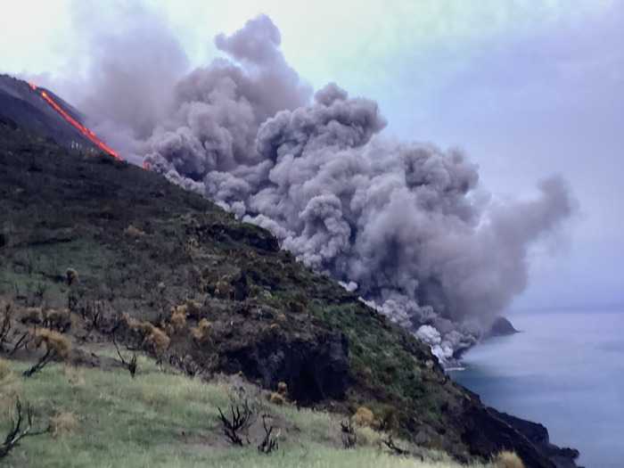 Vulcano Stromboli: prosegue eruzione, la lava raggiunge il mare