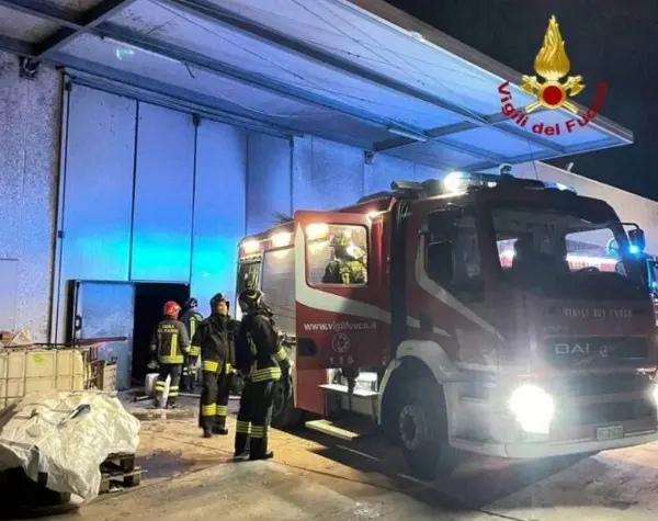 Vvf ancora al lavoro per incendio ditta materiale elettrico