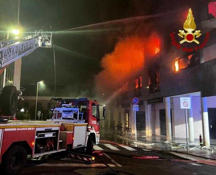 Ordigno rudimentale esploso nella notte in palazzina a Cagliari "atto intimidatorio", intervento dei Vvf