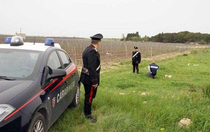 Carabinieri inseguono e sparano ad auto, banditi fuggono