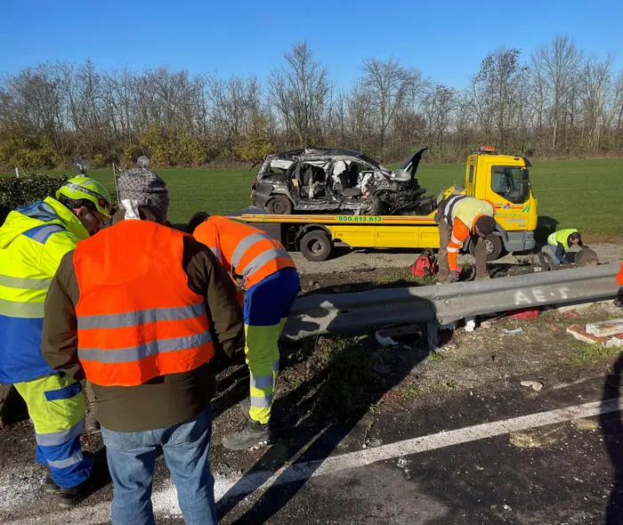 In fuga dai carabinieri si trasforma in tragedia, in 7 in auto finiscono fuori strada bilancio: tre morti, di cui un 15enne e 4 feriti