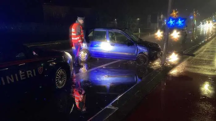 Incidenti stradali. Auto contro un palo, morta 83enne. Schianto letale a Novellara, l'auto guidata dal marito, ferito