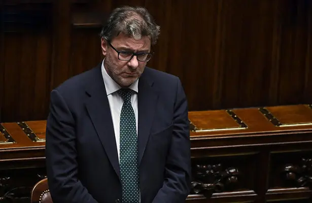 Governo. Giorgetti: 'Via la norma sul Pos, "Decontribuzione di 8000 euro a chi assume beneficiari del reddito di cittadinanza"