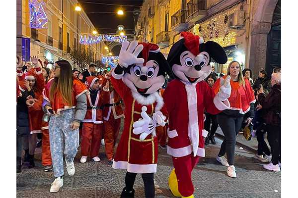 Natale 2022, la festa degli Istituti “Mille Colori” e “La Favola” in via Roma ad Aversa. Video