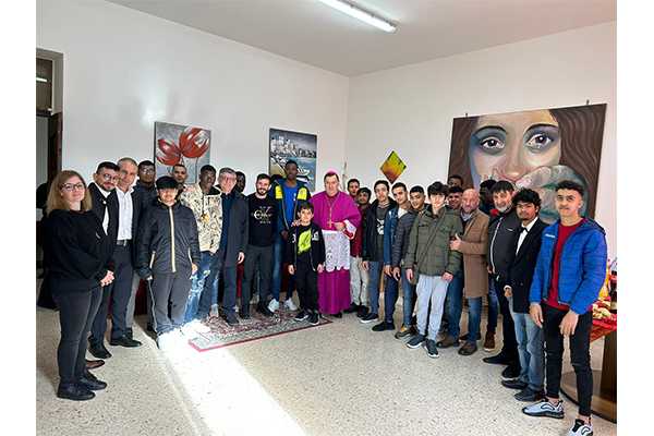 Chiesa. Mons. Claudio Maniago visita il Sai di Fondazione Città Solidale