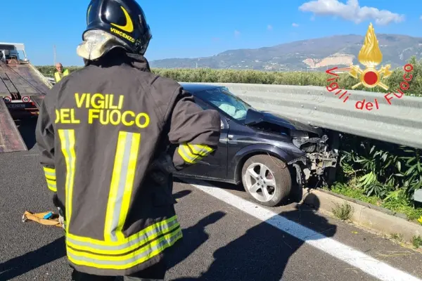 Incidenti stradali. Autostrada A2 auto impatta violentemente contro il guardrail intervento dei Vvf