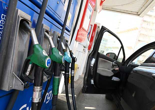 Benzina-Gasolio attorno ai 2 euro al litro al servito