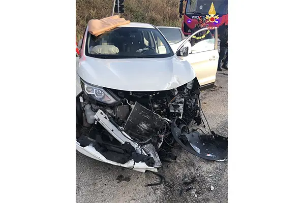 Incidenti Stradali. Simeri Mare SS106, auto impatta contro il guardrail, i Vvf estraggono dalle lamiere conducente Ferito