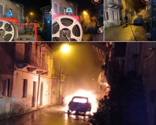 Panico a Cortale, auto prende fuoco nel centro storico necessario l’intervento dei Vvf
