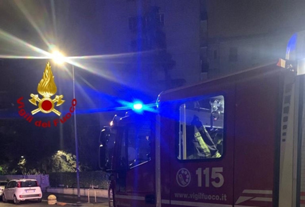 Incendio terzo piano di una palazzina, uomo si getta da finestra, ferito. Intervento dei Vvf