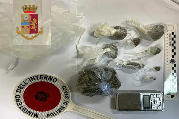 Droga: aveva in casa marijuana divisa in dosi, denunciato