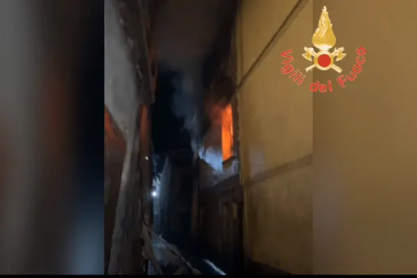 Paura in casa, rogo e fiamme: l’incendio causato dalla canna fumaria. Intervento dei Vvf