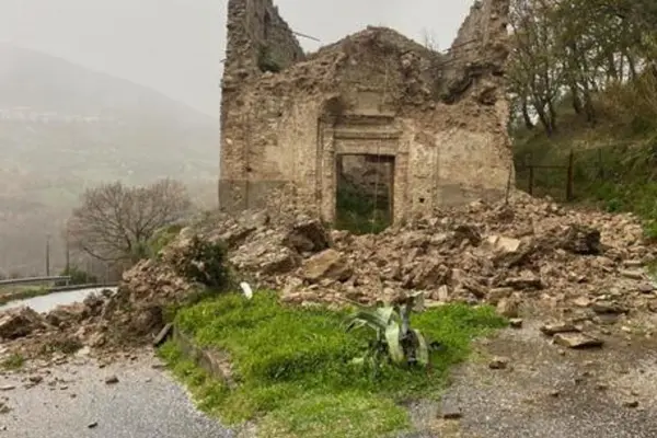 Crolla facciata chiesa nel Cosentino, danni ma nessun ferito