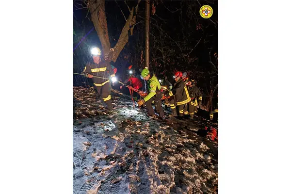 Precipita per 70 metri in auto, salvato dal Soccorso Alpino