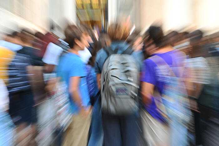 Molestie a scuola, insegnante sospesa a Modena