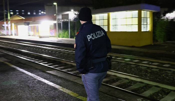 Poteva trasformassi in tragedia. Spinto sotto il treno per rubargli felpa, ferito un 15enne salvo per miracolo