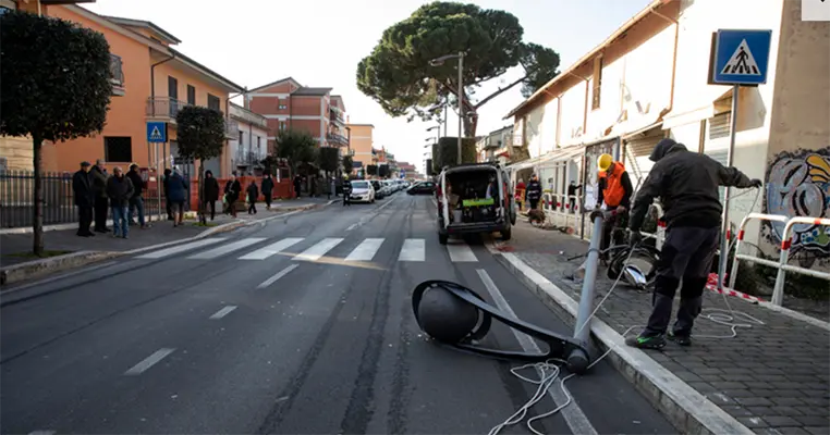 Drammatico incidente mortale. Si ribalta un'auto, morti 5 ragazzi, le vittime di 17, 18 e 22 anni a Fonte Nuova