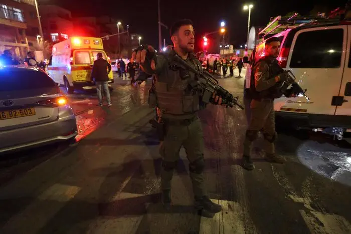 Tragedia a Gerusalemme. Attacco palestinese nel quartiere Neve Yaakov, almeno 7 morti. Ucciso l'assalitore
