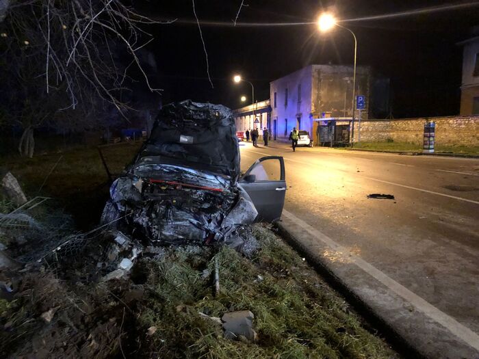 Incidenti stradali mortali. Ubriaco alla guida si schianta contro auto, un morto