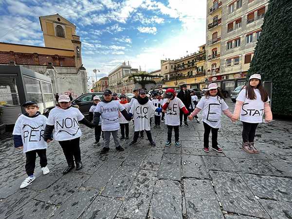 Shoah, istituto “Mille Colori”: alunni hanno percorso via Roma sulle note de “La vita è bella”