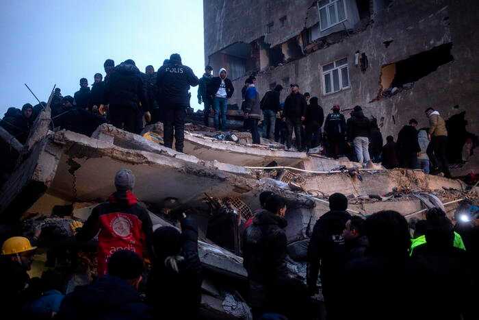 Drammatico terremoto tra Turchia e Siria, magnitudo 7.9 "Allerta tsunami Calabria Rientrato", i dettagli