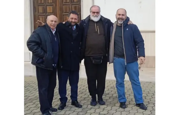 Catanzaro. Atto vandalico nella parrocchia di Pistoia, Bosco e Belcaro incontrano don Giorgio