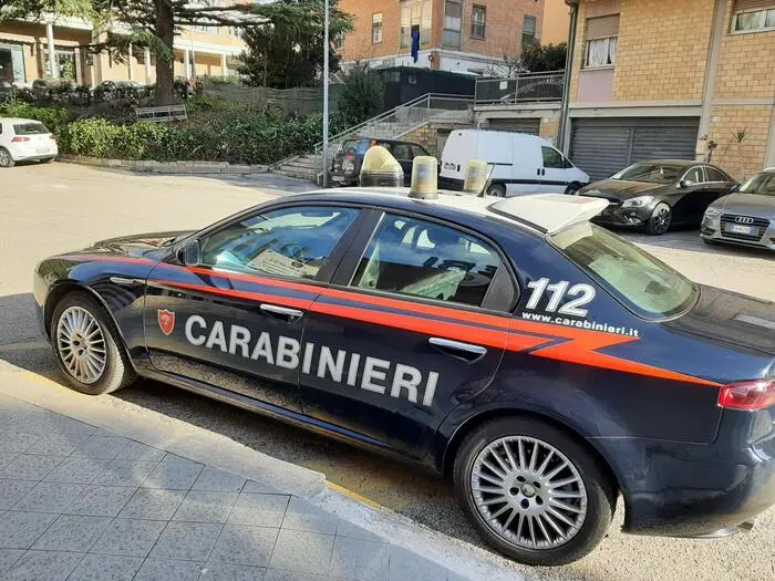 Segrega e picchia la figlia ventenne per giorni, arrestato