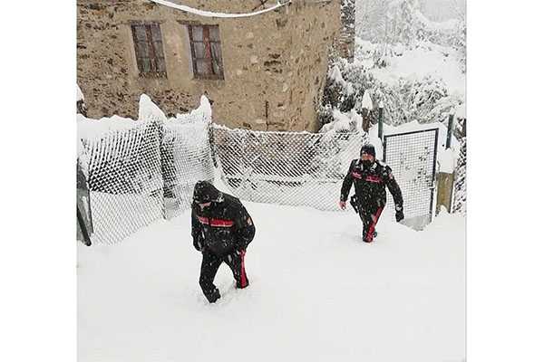 Soccorso Cc a abitanti case isolate per neve nel Catanzarese
