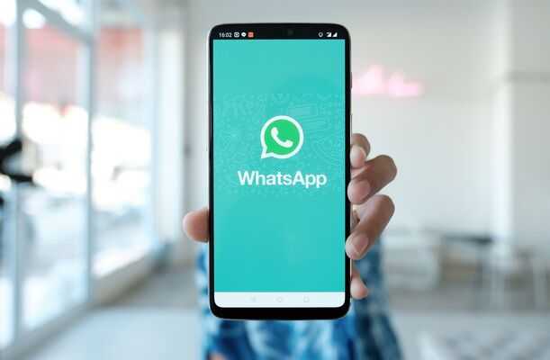WhatsApp, nuova funzione traduce messaggi vocali in testo