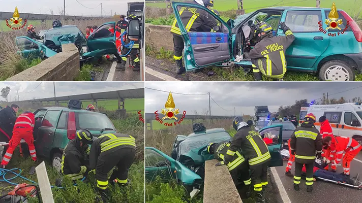 Bruttissimo incidente sulla SS106 auto impatta violentemente contro muretto, i Vvf estraggono dalle lamiere due feriti