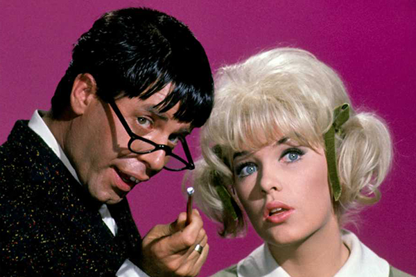 Addio a Stella Stevens, icona di Hollywood: dalla bellezza bionda alle commedie con Jerry Lewis ed Elvis Presley. Video