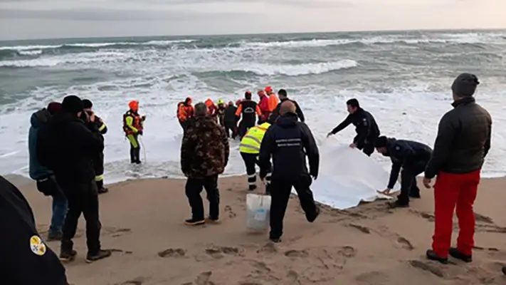 Naufragio migranti: recuperato altro corpo, è di una bambina. Intervenuti i sommozzatori dei Vvf