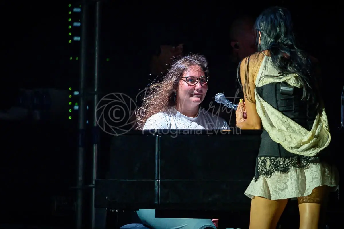 Anna la croce viene chiamata sul palco da Arisa al Roccella Summer festival un sogno che si avvera