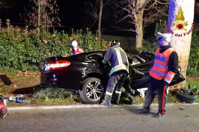 Tragedia, auto contro platano, morte due ragazze una minorenne, due giovani feriti, intervento dei Vvf, Cc e Suem 118