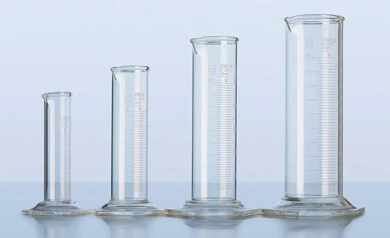 Laboratori di chimica: come scegliere il cilindro graduato più adatto