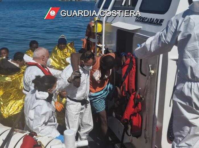 Guardia costiera interviene, 1.300 migranti in pericolo. Imbarcazioni stracariche alla deriva nello Jonio