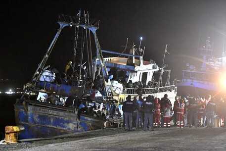 Migranti: barca arrivata nella notte a Crotone,a bordo in 487 di cui 40 minori