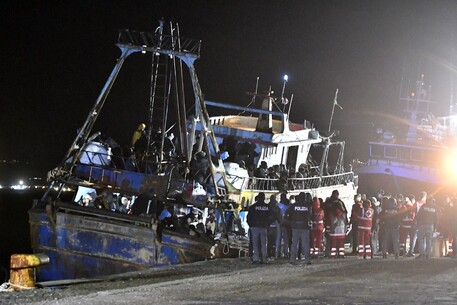 Migranti: barca arrivata nella notte a Crotone,a bordo in 487 di cui 40 minori