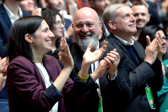 L'assemblea del Pd, Schlein segretaria e Bonaccini presidente. "Estirpiamo cacicchi e capibastone"