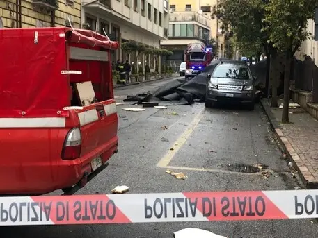 Tromba d'aria a Cosenza, divelto tetto Prefettura, bilancio due feriti