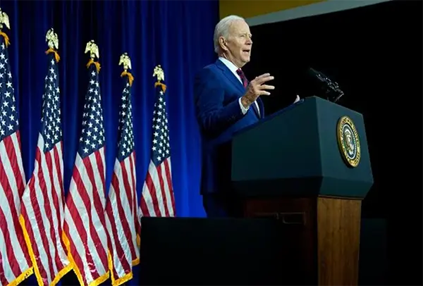 Joe Biden firma l'ordine esecutivo per regolamentazione delle armi d'assalto dopo la sparatoria a Monterey Park