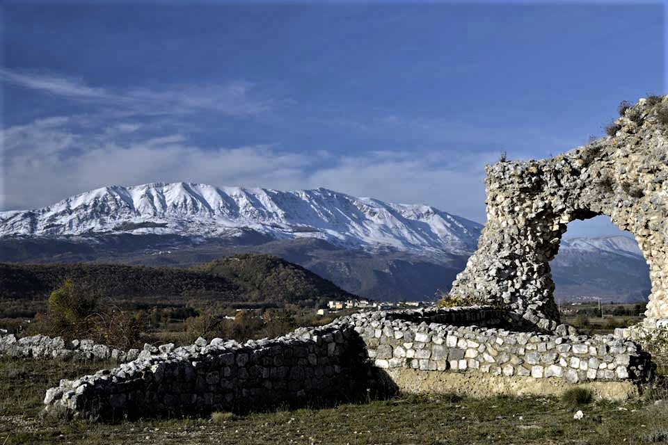 Castelnuovo, Peltuinum e il Tratturo Magno: transumanza ed emigrazione