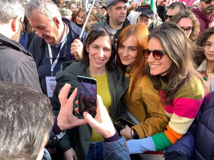 A Milano in piazza le famiglie arcobaleno, c'è anche Schlein