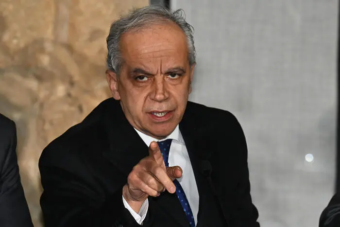 Ministro Piantedosi ordina controlli rafforzati a Roma, Milano e Napoli per contrastare la criminalità nelle stazioni