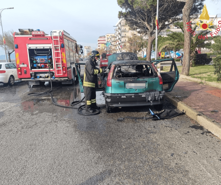 Catanzaro Lido: Intervento dei VVF per incendio autovettura senza feriti