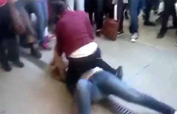 Sconcerto a Scuola: Mamma aggredisce prof per voti bassi alla figlia