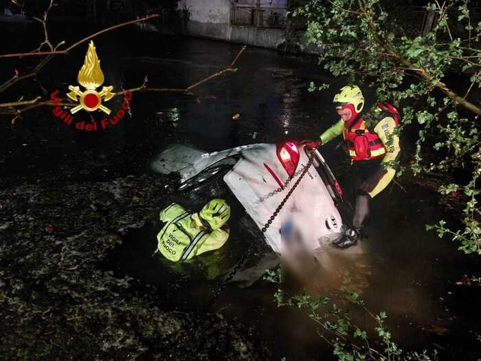 Incidenti Mortali. Coppia in auto finisce nel lago, 29enne morto annegato donna in ospedale, in ipotermia