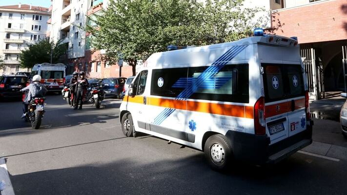 Si getta dal balcone con il figlio in braccio, grave il bimbo