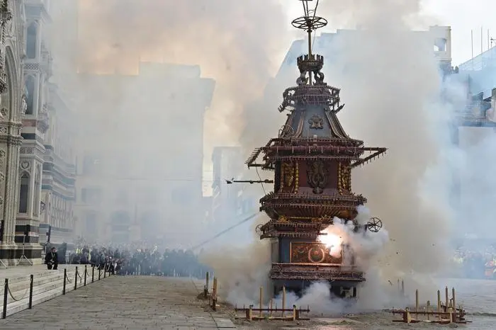 Pasqua: Scoppio carro Firenze, volo perfetto della colombina, i dettagli