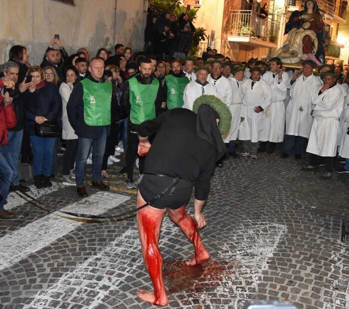 Pasqua, dopo le polemiche si è ripetuto il rito di espiazione dei "Vattienti" a Nocera Terinese